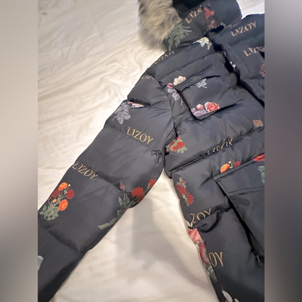This is a fashionable winter coat 2xl. Heavy. Fox fur. Cheap price !!